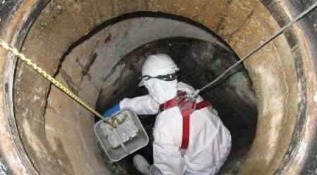 Veolia_worker_inside_sewer.jpg