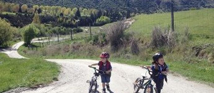 1_Ollie_and_Otis_on_the_trail_2.jpg