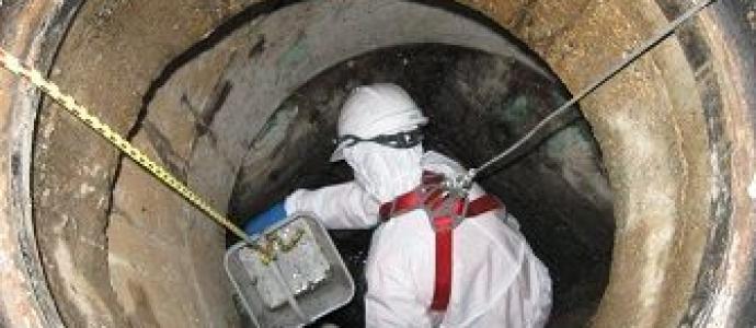 Veolia_worker_inside_sewer.jpg